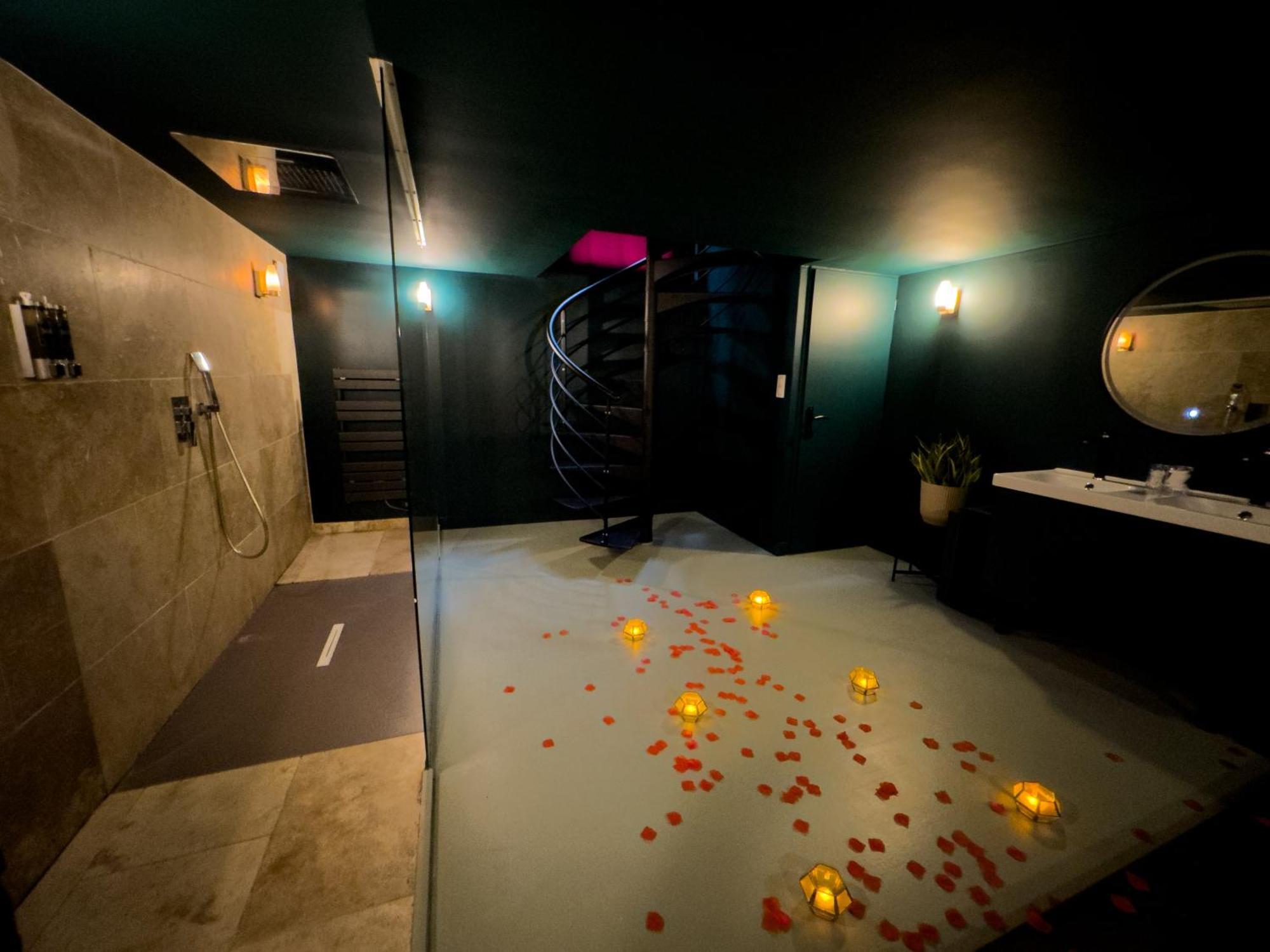 Mieuxqualhotel Jacuzzi Privatif Velvet Desire Bordeaux Eksteriør bilde