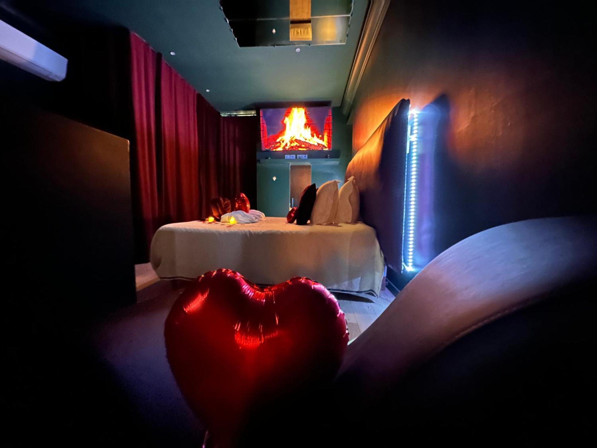 Mieuxqualhotel Jacuzzi Privatif Velvet Desire Bordeaux Eksteriør bilde