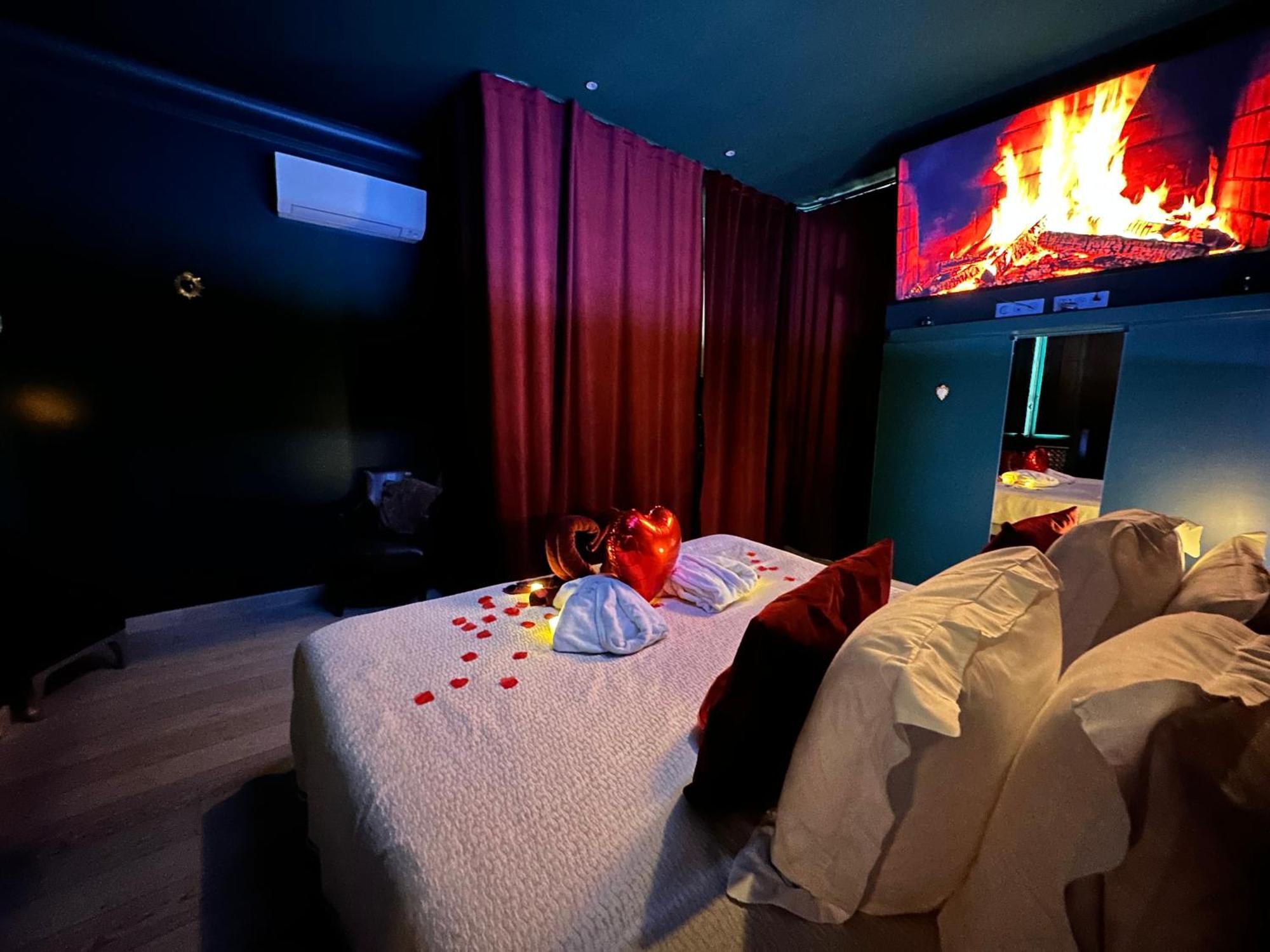 Mieuxqualhotel Jacuzzi Privatif Velvet Desire Bordeaux Eksteriør bilde